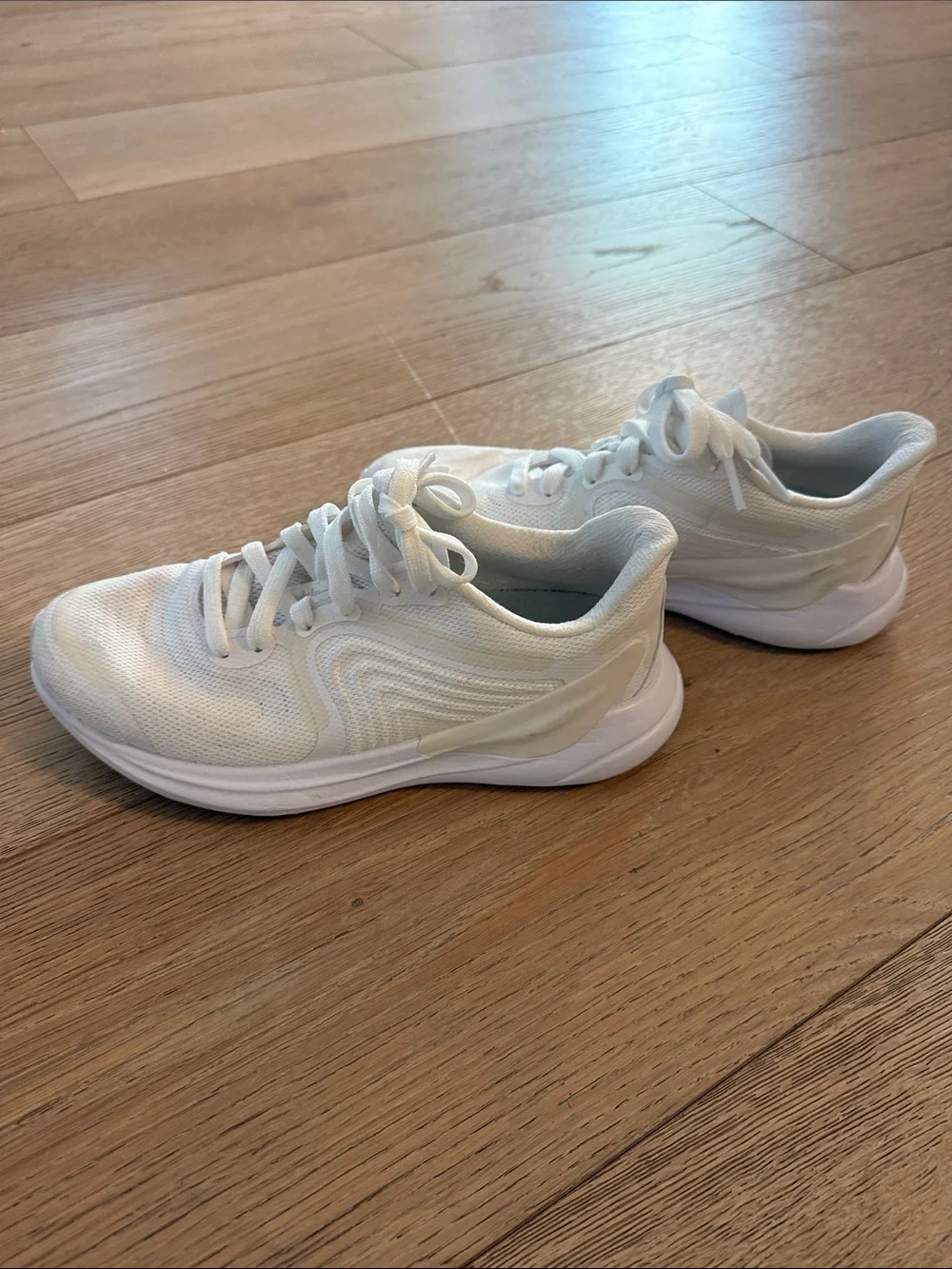 lululemon athletica women White Lace-Up Athletic Sneakers size 5.5